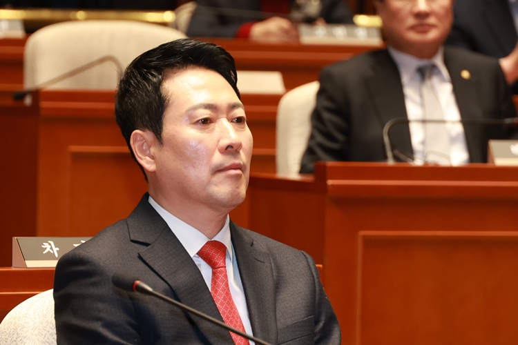 장동혁 국민의힘 대표가 12일 서울 여의도 국회에서 열린 의원총회에 참석하고 있다. / 뉴시스