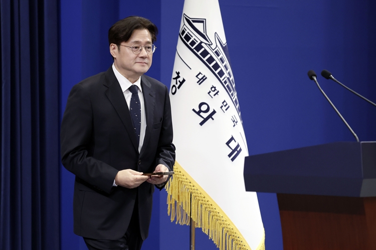 홍익표 정무수석이 12일 청와대에서 장동혁 국민의힘 대표 불참으로 여야 대표 오찬 회동 취소 관련 브리핑을 하기 위해 입장하고 있다. / 뉴시스