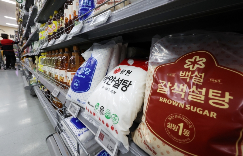 공정거래위원회가 설탕 제조·판매업자 3곳의 설탕 가격 담합 행위에 4,000억원 규모의 과징금을 부과했다. 제당업체는 사과와 함께 재발방지책을 발표했다. / 뉴시스