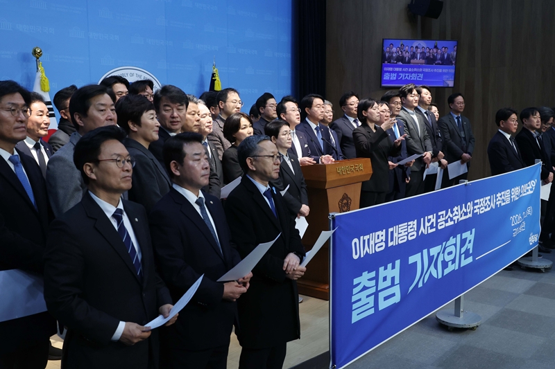 이재명 대통령 사건 공소취소·국정조사 추진 의원모임 상임대표인 박성준 더불어민주당 의원이 12일 오전 국회 소통관에서 열린 이재명 대통령 사건 공소취소·국정조사 추진 의원모임 출범 기자회견에서 발언을 하고 있다. / 뉴시스