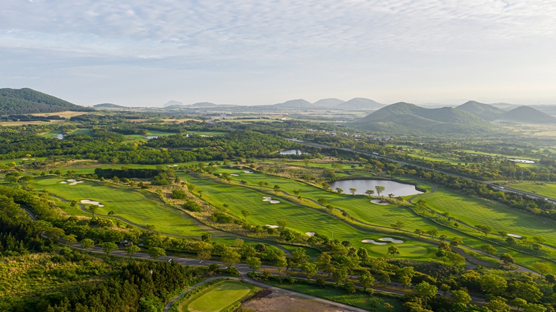 엘리시안 제주 CC가 ‘2025 한국 10대 골프리조트’에 이름을 올렸다. 사진은 엘리시안 제주 컨트리클럽. / 엘리시안 리조트