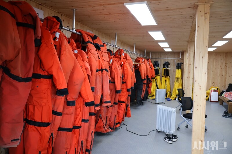 극지 연구자들이 남극 지형을 이동할 때 착용하는 극지 피복의 모습. 바닷물과 동물들의 배설물에 오염될 가능성이 높아 철저한 위생 관리가 필수다./ 사진=남극특별취재팀