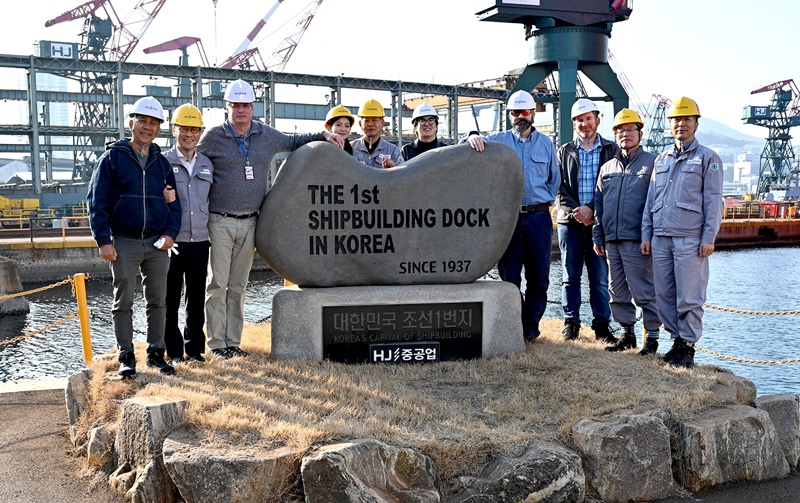 HJ중공업이 진행하고 있는 MRO(유지·보수·정비) 사업 점검을 위해 부산 영도조선소를 방문한 미 해군 관계자가 동사의 사업 수행력과 기술력을 극찬한 것으로 알려졌다.  사진 왼쪽에서 두 번째 HJ중공업 유상철 대표, 오른쪽에서 네 번째 MSC 짐 굿하트 부국장. / HJ중공업