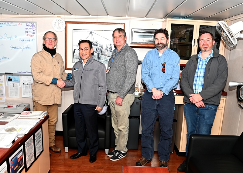 12일 미 해군 해상수송사령부(MSC; Military Sealift Command) 소속 선박관리국 짐 굿하트(Jim Goodheart) 부국장과 해군 감독관 등 6명이 MRO 공사 작업 중인 자국 함정의 정비 실태를 점검하기 위해 HJ중공업 부산 영도조선소를 찾았다. (사진 왼쪽에서 두 번째) HJ중공업 유상철 대표, MSC 짐 굿하트 부국장