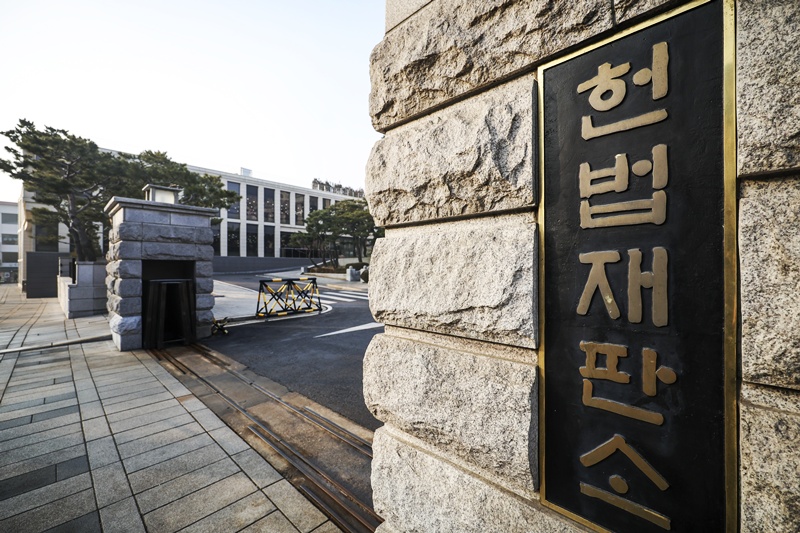 재판소원법은 대법 상고심 등을 통해 확정된 법원 판결에 대해 헌법재판소의 결정에 반하는 취지로 재판하거나 적법 절차를 거치지 않는 등 기본권을 침해했을 시, 헌법소원심판을 청구할 수 있도록 허용하는 것이 핵심이다. / 뉴시스