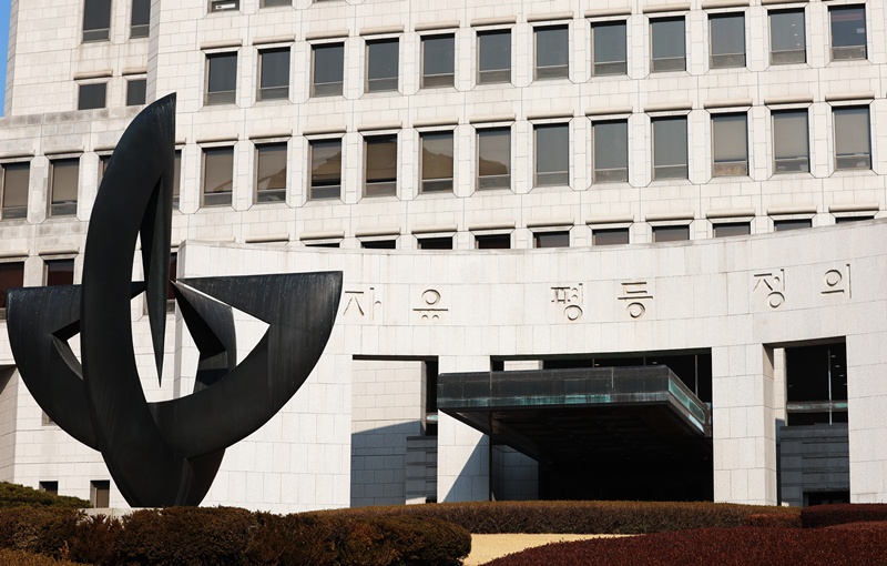 지난 11일 국회 법제사법위원회 전체회의에서 대법원이 확정한 판결에 대해서도 헌법소원을 할 수 있도록 한 ‘재판소원 허용법’(헌법재판소법 개정안)과 대법관 수를 늘리는 ‘대법관 증원법’(법원조직법 개정안)이 더불어민주당 주도로 통과됐다. / 뉴시스