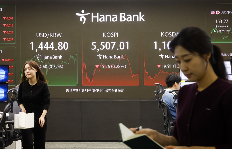 설 명절 연휴 직전, ‘올빼미 공시’가 기승을 부릴 수 있어 투자자의 주의가 필요하다는 지적이 나온다. 사진은 13일 하나은행 딜링룸. / 뉴시스