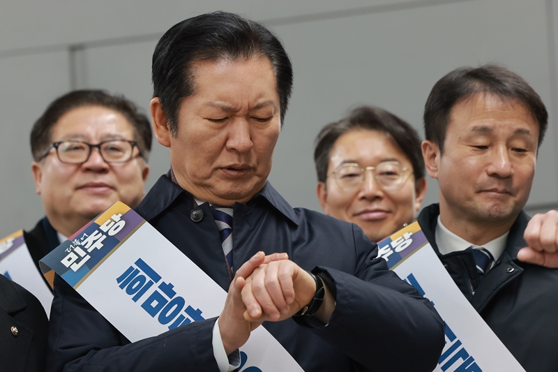 더불어민주당이 사법개혁안을 2월 임시국회 내에 처리하겠다고 공언했다. 사진은 정청래 대표가 13일 서울 용산역에서 귀성 인사 중 시간을 확인하고 있는 모습. / 뉴시스