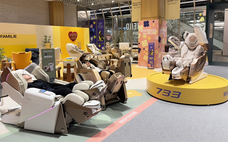 더현대 서울 바디프랜드 건강수명충전소에서 고객들이 헬스케어로봇을 체험하고 있다. / 바디프랜드