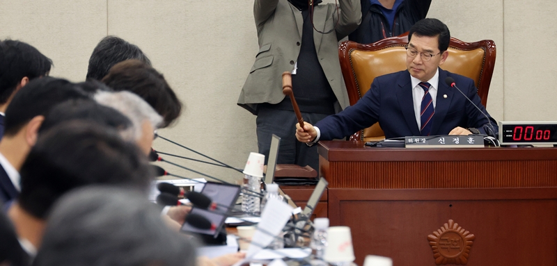 신정훈 국회 행정안전위원회 위원장이 12일 오후 서울 여의도 국회에서 행정통합 의결을 위해 열린 전체회의에서 의사봉을 두드리고 있다. / 뉴시스