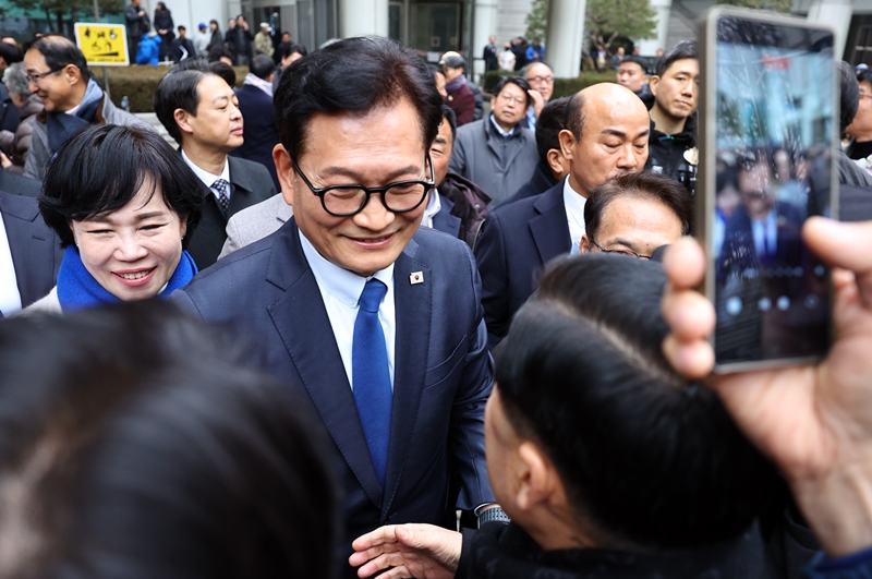 송영길 소나무당 대표가 13일 서울 서초구 서울고등법원에서 열린 '더불어민주당 전당대회 돈봉투' 의혹 관련 2심에서 무죄를 선고 받은 뒤 지지자들과 인사를 나누고 있다. 2심은 1심 판결을 파기하고, 송 대표에게 제기된 혐의 전부에 대해 무죄를 선고했다. / 뉴시스