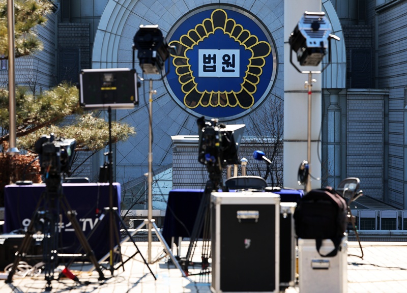 내란 우두머리 혐의로 재판에 넘겨진 윤석열 전 대통령의 1심 선고를 하루 앞둔 18일 오후 서울 서초구 서울중앙지방법원에 방송 중계 부스가 설치되어 있다. 서울중앙지법 형사합의25부(부장판사 지귀연)는 오는 19일 오후 3시 내란 우두머리 혐의를 받는 윤 전 대통령의 선고기일을 진행한다. / 뉴시스