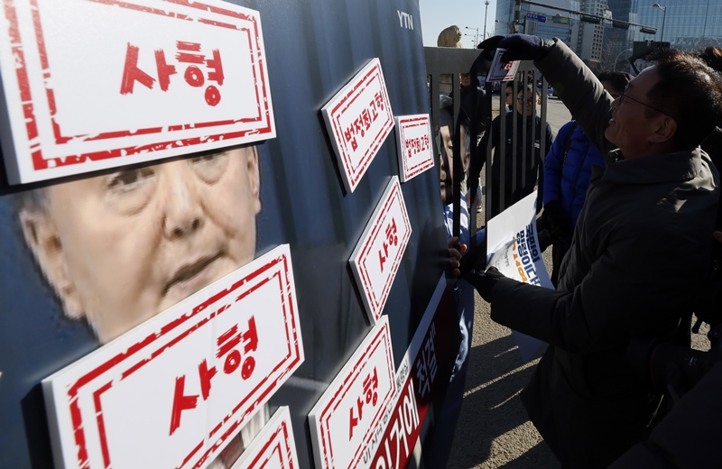 내란 우두머리 혐의로 기소된 윤석열 전 대통령에 대한 1심 선고가 19일 나오는 가운데, 더불어민주당은 재판부를 향해 윤 전 대통령에 대한 ‘사형 선고’를 촉구했다. 사진은 전국민중행동 회원들이 이날 서울 종로구 광화문 월대 앞에서 내란수괴 윤석열 엄중처벌 촉구 기자회견을 열고 규탄 퍼포먼스를 하고 있는 모습. / 뉴시스