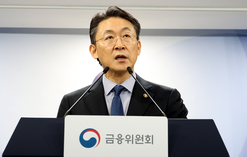 금융당국이 부실 상장사 퇴출 강화에 박차를 가하고 있다. 사진은 지난 12일 ‘부실기업 신속·엄정 퇴출을 위한 상장폐지 개혁 방안’을 발표하고 있는 권대영 금융위원회 부위원장. / 뉴시스