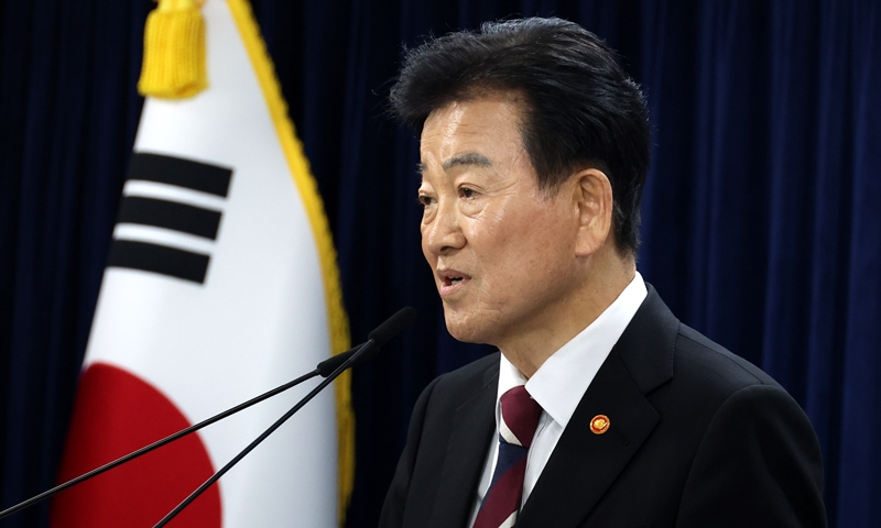 정동영 통일부 장관이 18일 오후 서울 종로구 정부서울청사에서 '무인기사건' 관련 입장 발표 및 재발방지대책 추진계획 등 브리핑을 하고 있다. / 뉴시스