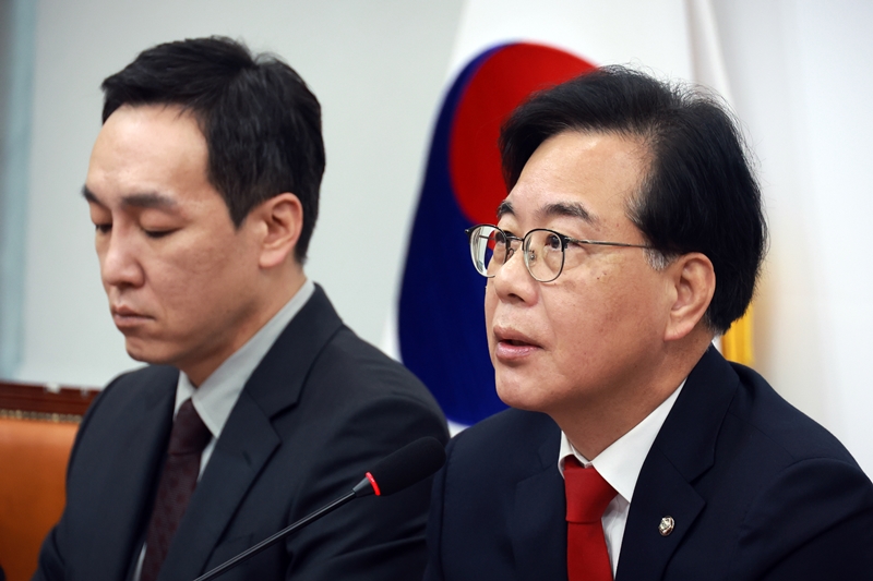 더불어민주당이 대대적인 ‘입법전’을 예고한 가운데, 국민의힘은 사법개혁법안 등에 대해 강하게 반발하는 상황이다. 사진은 송언석 국민의힘 원내대표가 19일 국회에서 열린 최고위원회의에서 발언하고 있는 모습. / 뉴시스