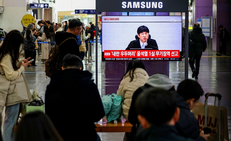 더불어민주당은 내란 우두머리 혐의를 받는 윤석열 전 대통령이 1심에서 무기징역을 선고받자 강하게 반발했다. 사진은 지난 19일 대구 동구 동대구역 대합실에서 시민들이 ‘내란 우두머리 혐의’ 윤 전 대통령의 1심 선고 공판 TV 생중계를 시청하고 있는 모습. / 뉴시스