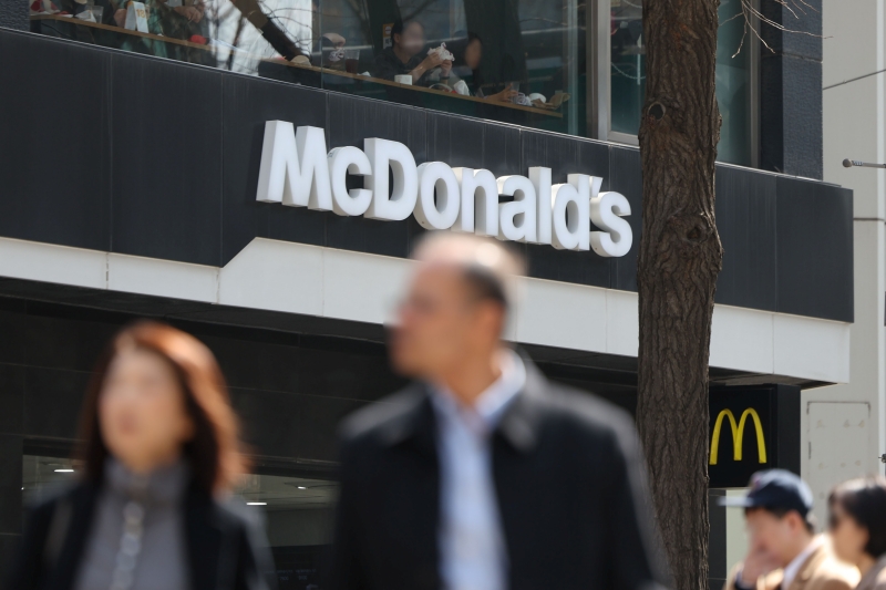한국맥도날드가 오는 20일부터 일부 메뉴의 가격을 인상한다. 단품 기준 35개 메뉴에 적용되며, 전체 평균 인상률은 약 2.4%다. / 뉴시스