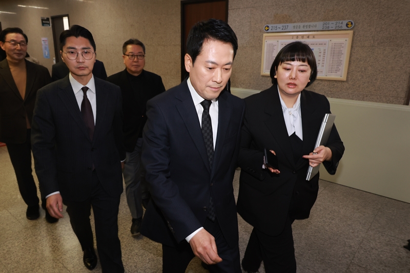 더불어민주당은 20일 장동혁 국민의힘 대표가 윤석열 전 대통령 1심 선고에 대해 ‘아직 1심 판결’, ‘무죄 추정의 원칙’ 등의 발언한 것을 맹비판했다. 사진은 장 대표가 이날 국회에서 기자회견을 마친 뒤 대표실로 이동하고 있는 모습. / 뉴시스