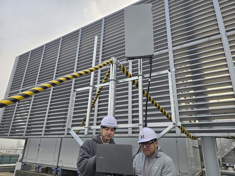 삼성전자는 20일 6G 통신 표준 핵심 주파수인 7GHz 대역에서 ‘초고집적 다중 안테나(eXtreme-Multiple Input Multiple Output)’ 기술을 성공적으로 검증했다고 밝혔다. 이번 기술 개발은 KT, 키사이트테크놀로지스(Keysight Technologies, 키사이트)와 공동 진행했다./ 삼성전자