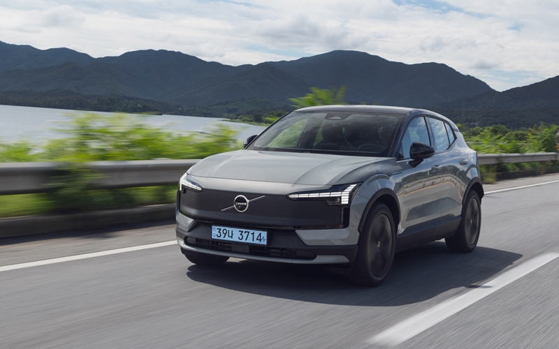 볼보 EX30과 EX30CC의 가격이 700만원 이상 인하돼 소비자들의 관심이 뜨거울 것으로 전망된다. / 볼보자동차코리아