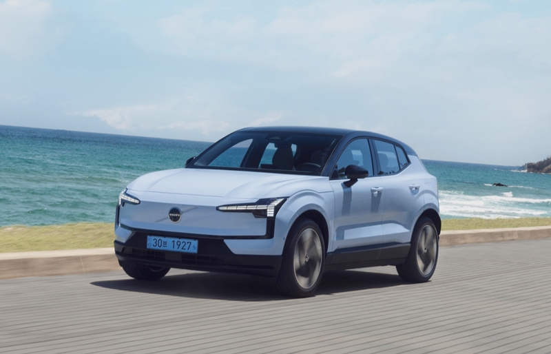 볼보자동차코리아가 자사 전기차 EX30과 EX30CC 2종의 국내 판매 가격을 700만원 이상 인하한다고 발표했다. 사진은 볼보 EX30. / 볼보자동차코리아