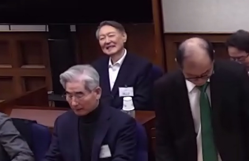 피고인 윤석열(왼쪽 위)이 19일 서울 서초구 서울중앙지방법원에서 열린 내란 우두머리 혐의 사건 1심 선고기일에서 변호인과 대화하며 미소짓고 있다. / 뉴시스