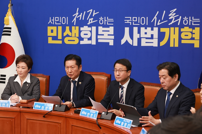 내란 우두머리 혐의로 윤석열 전 대통령이 1심에서 무기징역을 선고받은 가운데, 더불어민주당이 1심 선고 직후 ‘사면법 개정’에 드라이브를 걸었다. 사진은 정청래 대표가 20일 국회에서 열린 최고위원회의에서 발언하고 있는 모습. / 뉴시스