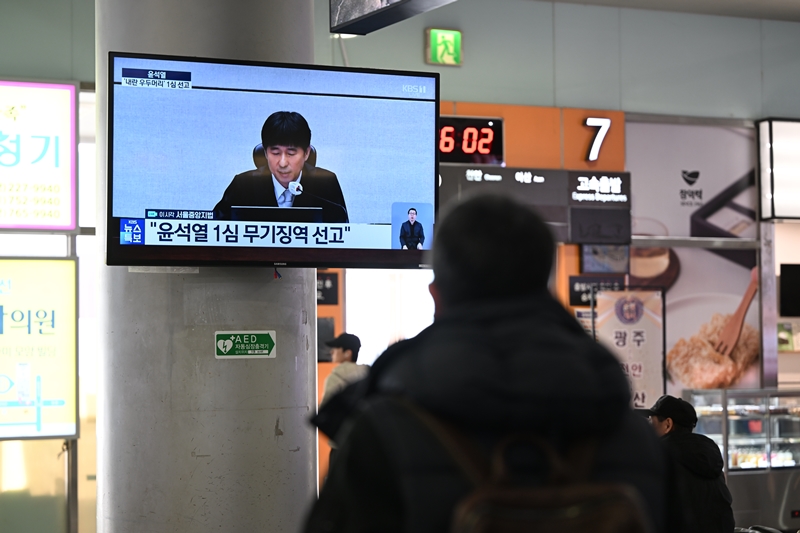 더불어민주당은 내란 우두머리 혐의를 받는 윤석열 전 대통령이 1심에서 사형이 아닌, 무기징역을 선고 받은 것에 대해 연일 사법부를 향한 공세 수위를 높이고 있다. 사진은 지난 19일 오후 광주 서구 유·스퀘어 터미널 대합실에서 시민들이 윤 전 대통령의 내란 우두머리 혐의 1심 선고 재판을 지켜보고 있는 모습. / 뉴시스