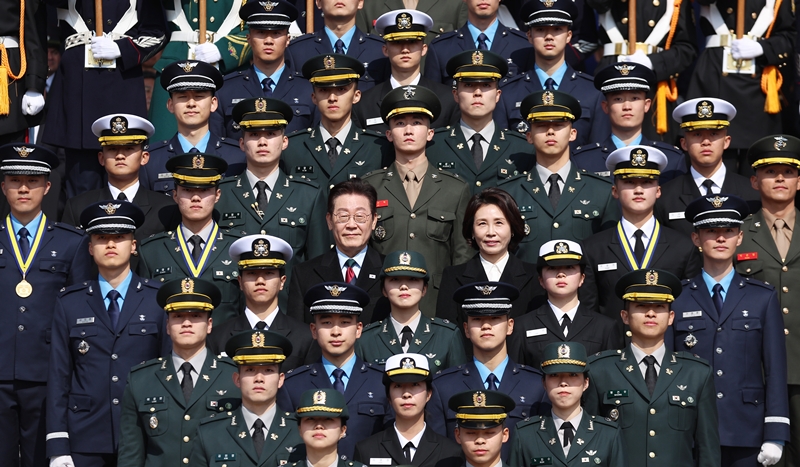 이재명 대통령과 김혜경 여사가 20일 충남 계룡대 대연병장에서 열린 육·해·공군 사관학교 통합임관식에서 임관 장교들과 기념촬영을 하고 있다. (청와대통신사진기자단) / 뉴시스