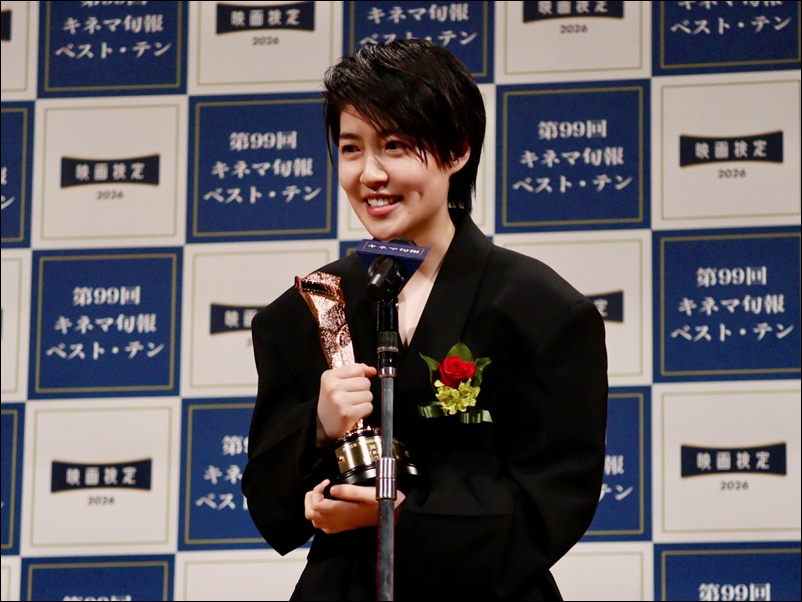 배우 심은경이 ‘여행과 나날’로 키네마 준보 시상식 트로피를 들어올렸다. / 2025 Two Seasons, Two Strangers Production committee, 제99회 키네마준보 시상식-오리콘 캡처 화면