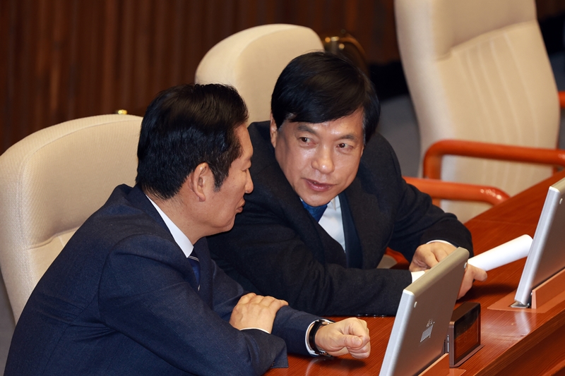 이재명 대통령의 대표 팬카페인 ‘재명이네 마을’이 더불어민주당 정청래 대표와 이성윤 최고위원을 강제 퇴출했다. 사진은 정 대표와 이 최고위원이 지난 11일 국회 본회의에서 대화하고 있는 모습. / 뉴시스