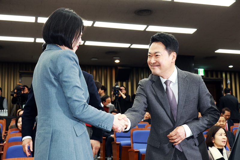 국민의힘 장동혁 대표와 배현진 의원이 23일 서울 여의도 국회에서 열린 의원총회에서 악수하고 있다. / 뉴시스