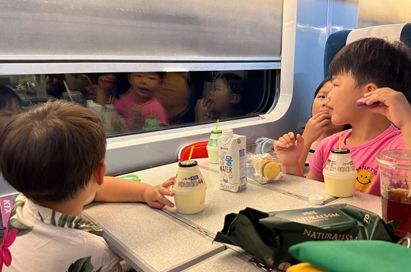 세 아이와 함께 멀리 지방에 가는 이동수단으로는 KTX만한 게 없습니다. 소요시간도 짧고, 아이들도 좋아하고, 할인 혜택을 받으면 비용 또한 저렴합니다. / 권정두 기자