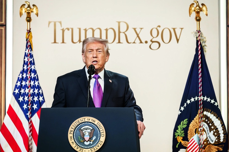 도널드 트럼프 미국 대통령이 지난 20일(현지시간) 백악관 긴급 기자회견에서 미 연방대법원 판결 직후 전 세계 수입품에 10% 관세를 부과하겠다고 밝히고 있다. 트럼프 대통령은 이후 이를 15%까지 인상하겠다는 입장을 내놓았다. / White House