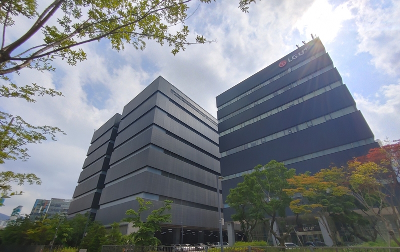 LG유플러스는 지난 23일 정기 주주총회소집공고를 통해 DC DBO(설계, 구축, 운영) 관련 사업을 정관에 명시하는 안건을 공시했다. 사진은 LG유플러스 평촌메가센터 전경. / LG유플러스