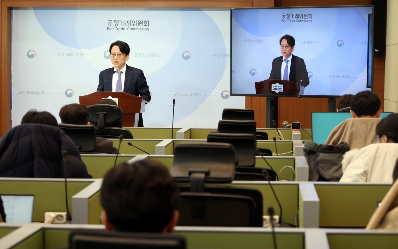 사진은 유성욱 공정거래위원회 조사관리관이 20일 세종시 정부세종청사에서 밀가루 담합과 관련한 심의 절차가 개시됐다고 밝히는 모습. / 뉴시스