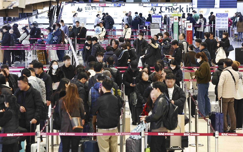 한국공항공사가 운영하는 국제공항에는 항공사 승무원들을 위한 크루 라인이 없어 승무원들은 일반 승객들과 함께 출국심사 및 보안검색을 받는다. 사진은 2025년 삼일절 연휴가 시작되는 2월 28일 금요일 김포국제공항 국제선 청사 출국장 모습. / 뉴시스
