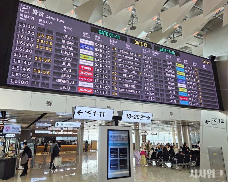 한국공항공사에서는 공항이 혼잡한 경우 항공사 승무원들의 출국심사 및 보안검색을 위해 공항상주직원통로를 이용할 수 있도록 제공하고 있다는 입장이지만, 이마저도 승무원들이 직접 요청했을 때에는 이용이 제한되는 경우가 상당수인 것으로 알려져 근본적인 해결책은 아니라는 게 업계 관계자의 중론이다. 사진은 김포공항 국내선 탑승구. / 제갈민 기자