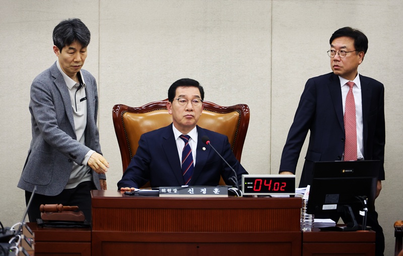 23일 국회 행정안전위원회 전체회의에서 국민투표법 전부개정안이 통과된 가운데, 민주당은 헌법불합치 해소를 위한 입법이라고 강조했고 국민의힘은 절차적 정당성에 문제를 제기했다. 사진은 윤건영 더불어민주당 간사(왼쪽), 신정훈 행안위원장(가운데), 서범수 국민의힘 간사(오른쪽)의 모습. / 뉴시스