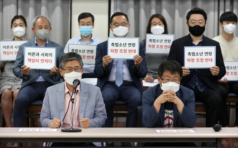 촉법소년의 연령 하향 논의는 정치권 안팎의 공감대를 얻고 있지만, 일각에선 과도한 엄벌주의에 대한 우려도 존재한다. 이에 이재명 대통령은 두 달 간 각계의 의견을 수렴해 결론을 내자고 말했다. / 뉴시스