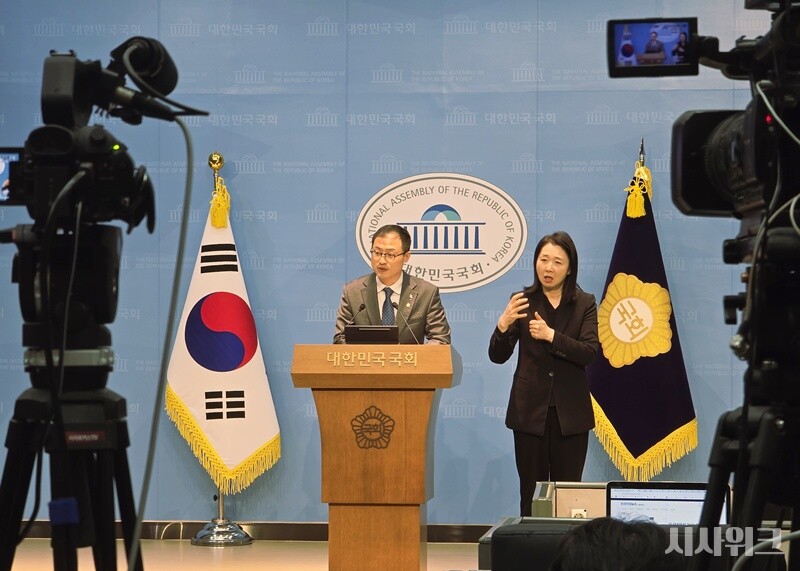 25일 오전 국회 소통관에서 기자회견을 연 김상욱 더불어민주당 의원이 울산의 쇠퇴 극복과 정치적 험지 돌파 의지를 밝히며 울산시장 출마를 선언하고 있다. / 사진=김두완 기자