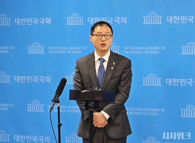 25일 오전 국회 소통관에서 김상욱 더불어민주당 의원이 울산 기존 지방권력 교체와 범민주 세력 결집 필요성을 강조하며 민주적 지방정부 수립 의지를 밝히고 있다. / 사진=김두완 기자