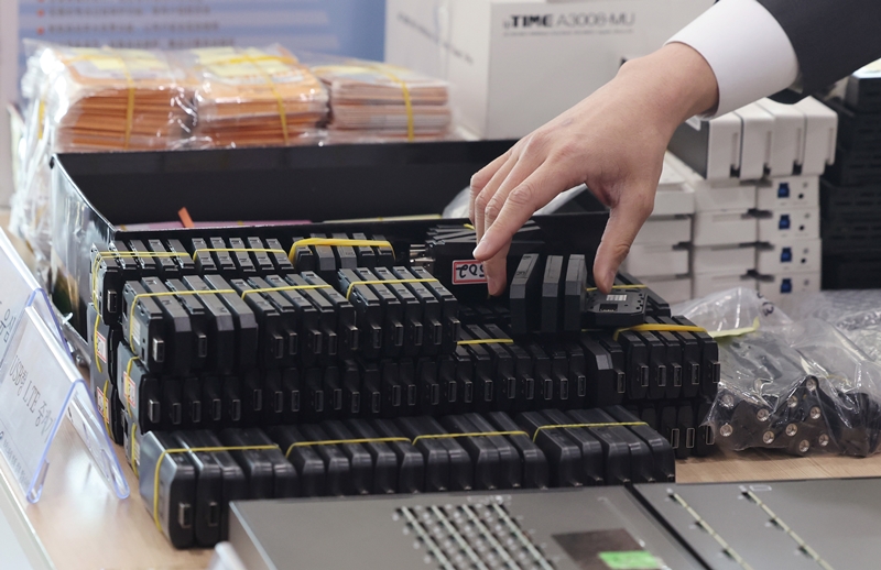 25일 국회 과학기술정보방송통신위원회는 오전 전체회의를 열고 발신번호 변작기의 유통을 금지하는 내용을 담은 ‘전기통신사업법 일부개정법률안’(위원장안)을 가결했다. 사진은 지난 2024년 3월 20일 서울 송파구 서울동부지검에서 열린 보이스피싱 발신번호 변작중계기 운영조직 적발 브리핑에서 관계자가 압수물품을 정리하고 있는 모습. / 뉴시스 