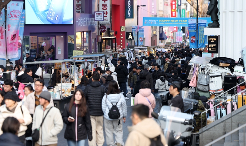민족대명절 설 연휴이자 역대 최장(2월 15~23일) 중국 춘절 연휴인 지난 2월 15일 서울 명동거리가 내외국인 관광객들로 붐비고 있다. / 뉴시스