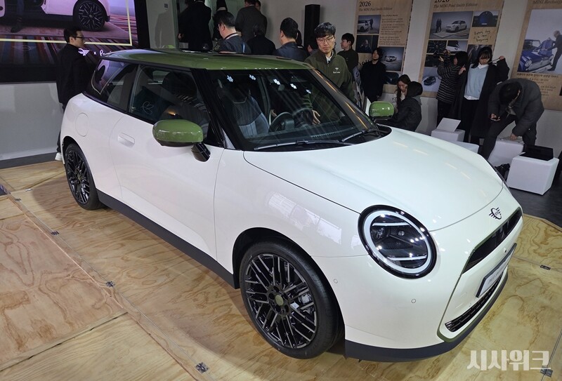 미니 코리아가 출시한 디 올-일렉트릭 미니 쿠퍼 SE 폴 스미스 에디션은 초도 물량 100대가 전부 완판돼 추가 물량 도입을 요청했으며, 4분기쯤에는 내연기관 미니 폴 스미스 에디션이 출시될 예정이다. / 이태원=제갈민 기자