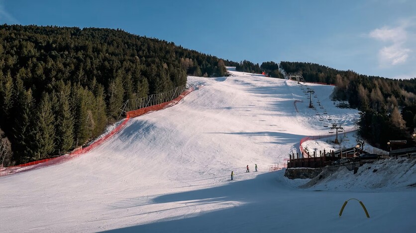 밀라노·코르티나 2026 조직위원회(Fondazione Milano Cortina 2026)에 따르면 이번 올림픽에서 사용된 인공 눈은 240만m³ 규모다. 이를 무게로 환산하면 100만톤이 넘는다. 축구장 넓이로는 1,100개 규모와 맞먹는 넓이다. 사용된 물의 양은 약 94만8,000리터(L)로 추정된다. / international olympic committee