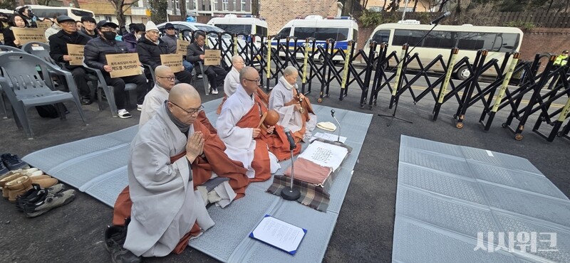 2월 26일 서울 종로구 청운동 주민센터 앞에서 '송파 세 모녀 12주기 추모식'이 진행됐다. 사진은 조계종사회노동위원회 스님들의 추모 기도가 진행되고 있는 모습. / 사진=이민지 기자
