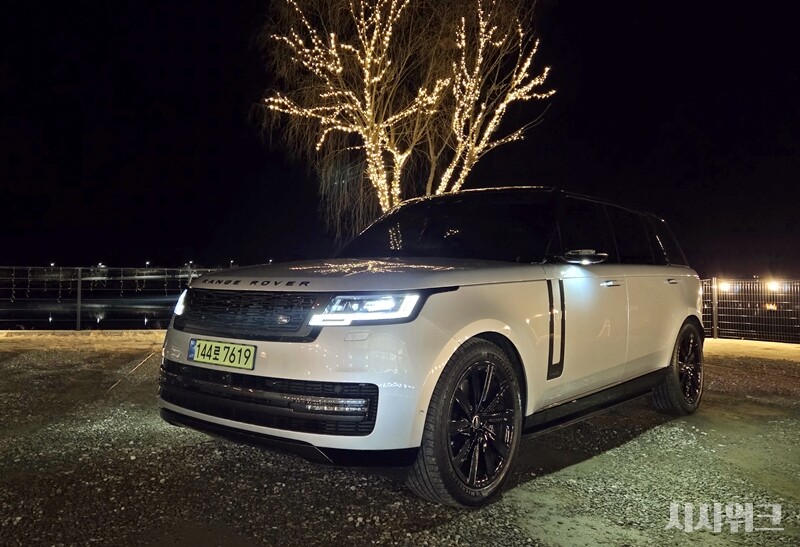 랜드로버 레인지로버 LWB P530 모델은 부드러운 가속성능부터 안락한 승차감까지 갖춘 쇼퍼드리븐 SUV다. / 제갈민 기자