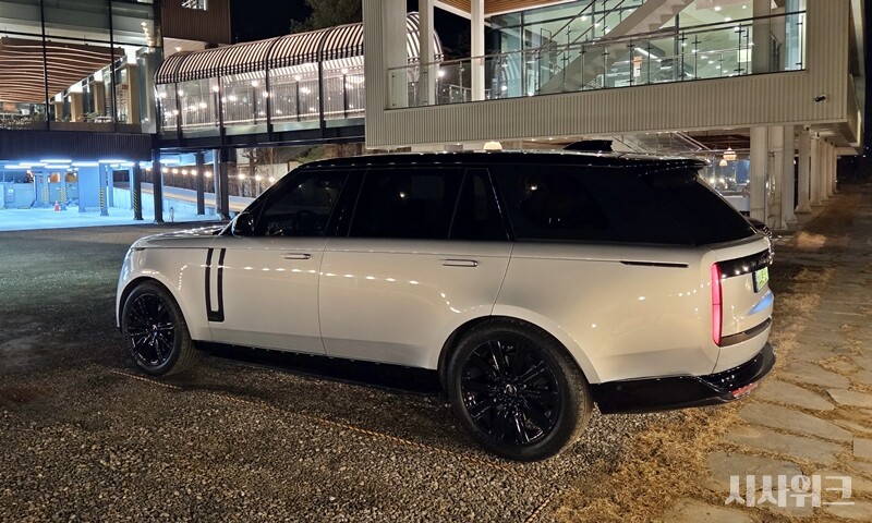 랜드로버 레인지로버 LWB 모델의 외관은 보석을 깎아 둔 것처럼 매끈하다. / 제갈민 기자